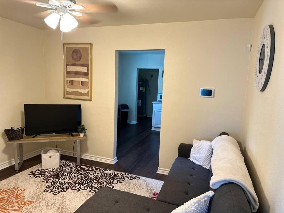Апартаменты Walk To The Alamodome! Sleeps 6, Pet Friendly Сан-Антонио Экстерьер фото